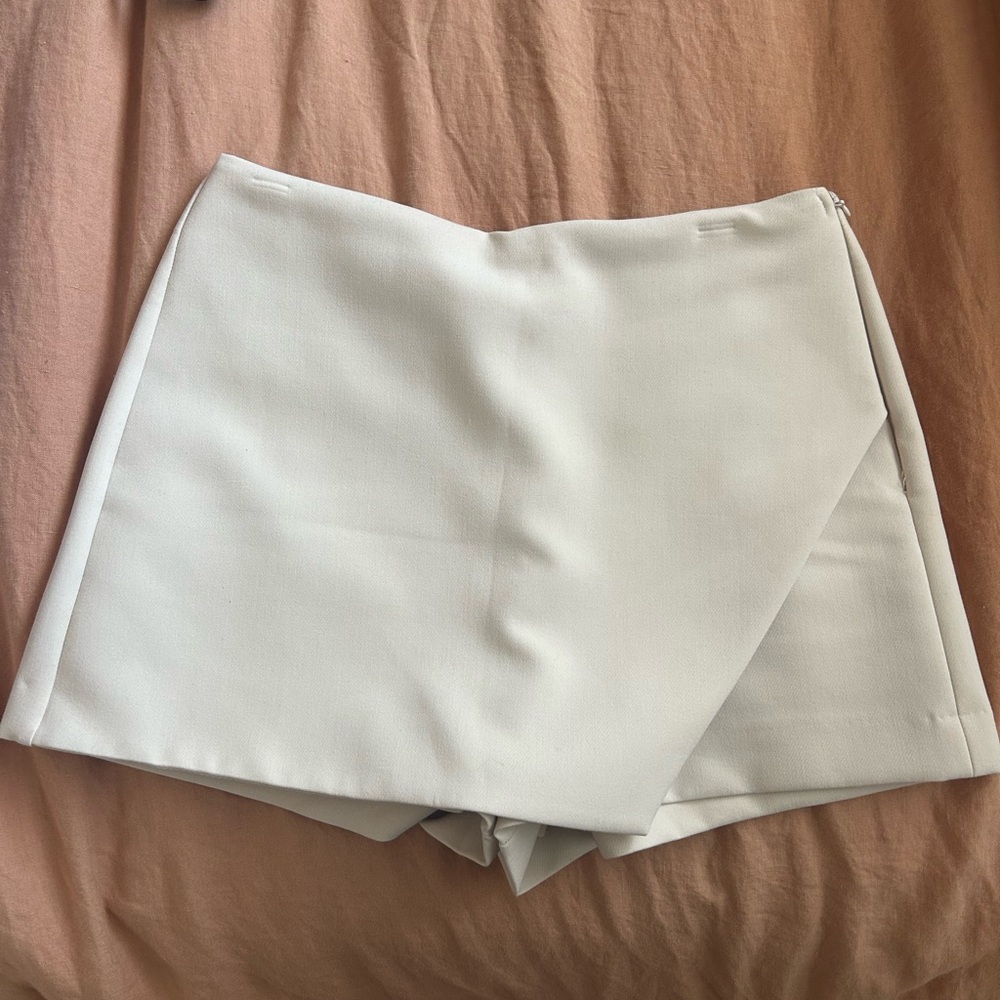 Zara Women's Cream Shorts